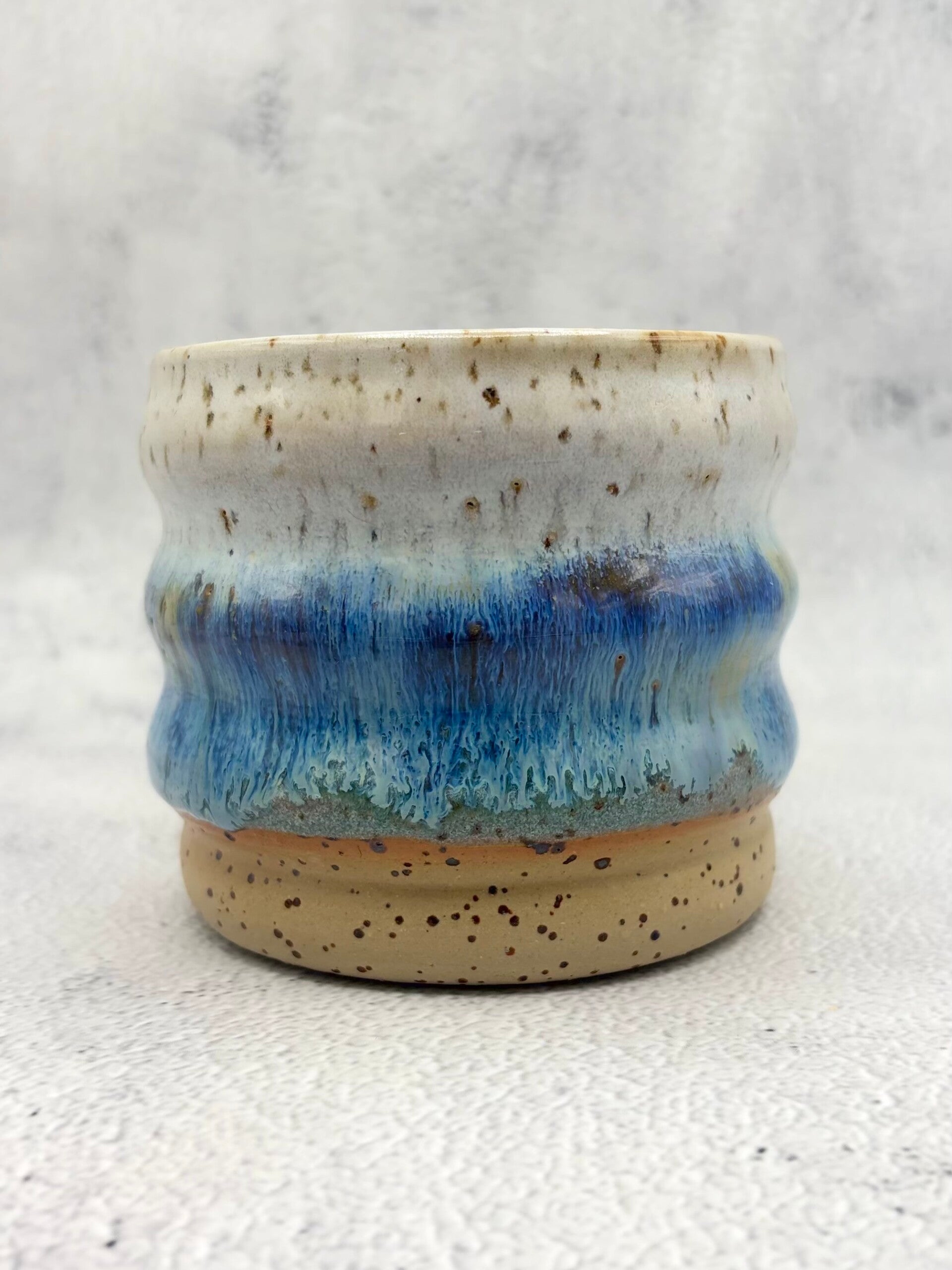 „Blue Ocean” - gesprenkelter Wellenbecher