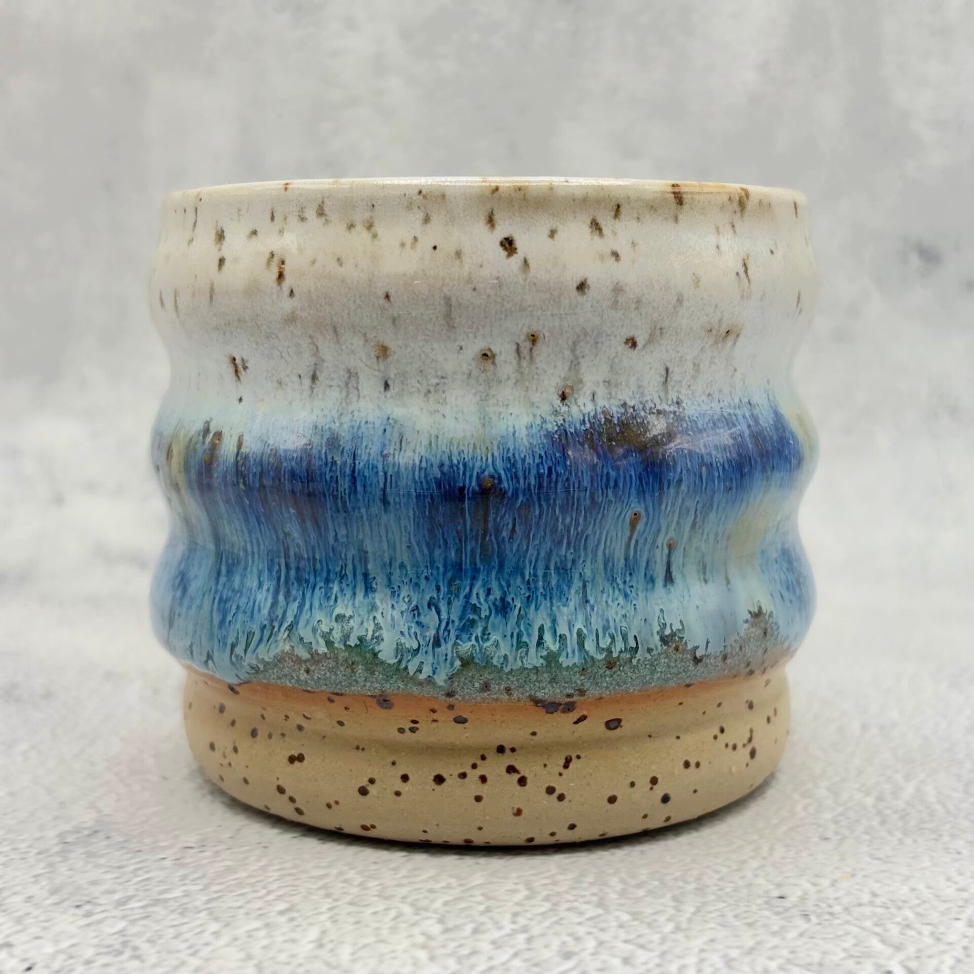 „Ocean Blue” - gesprenkelter Wellenbecher