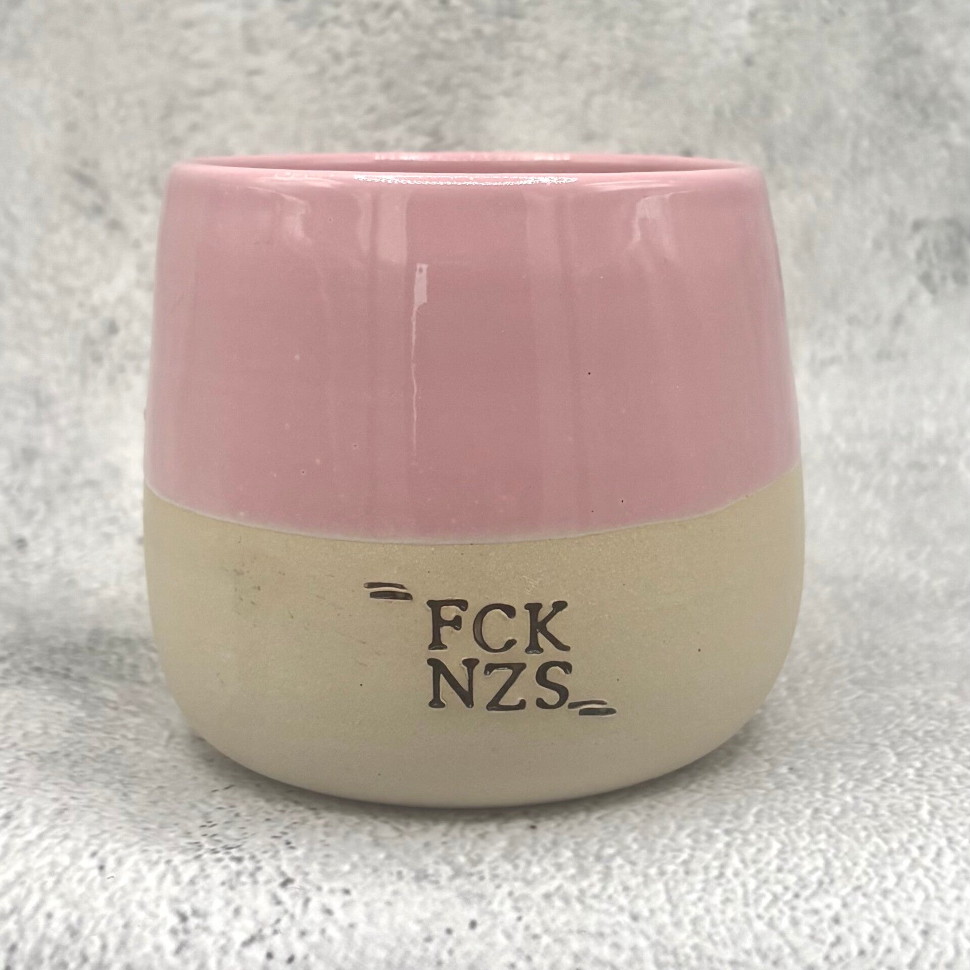 Keramiktasse mit Statement – FCK NZS in Rosa