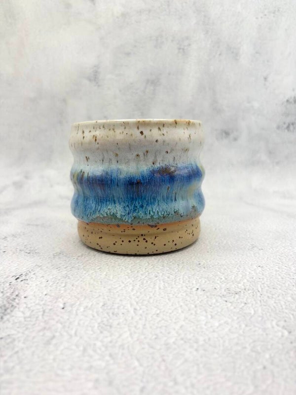 „Blue Ocean” - gesprenkelter Wellenbecher