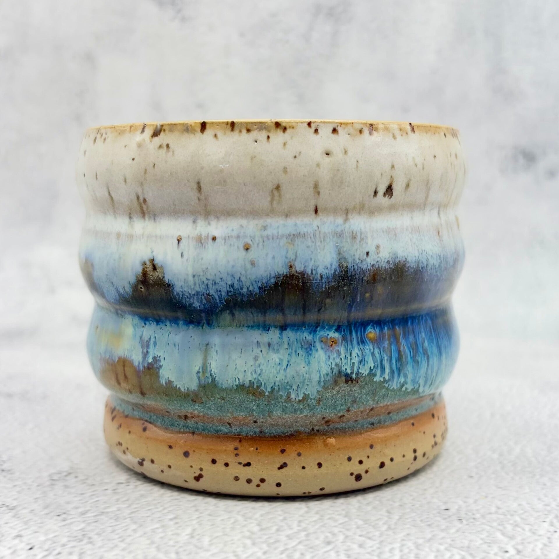 „Ocean Mist” - gesprenkelter Wellenbecher