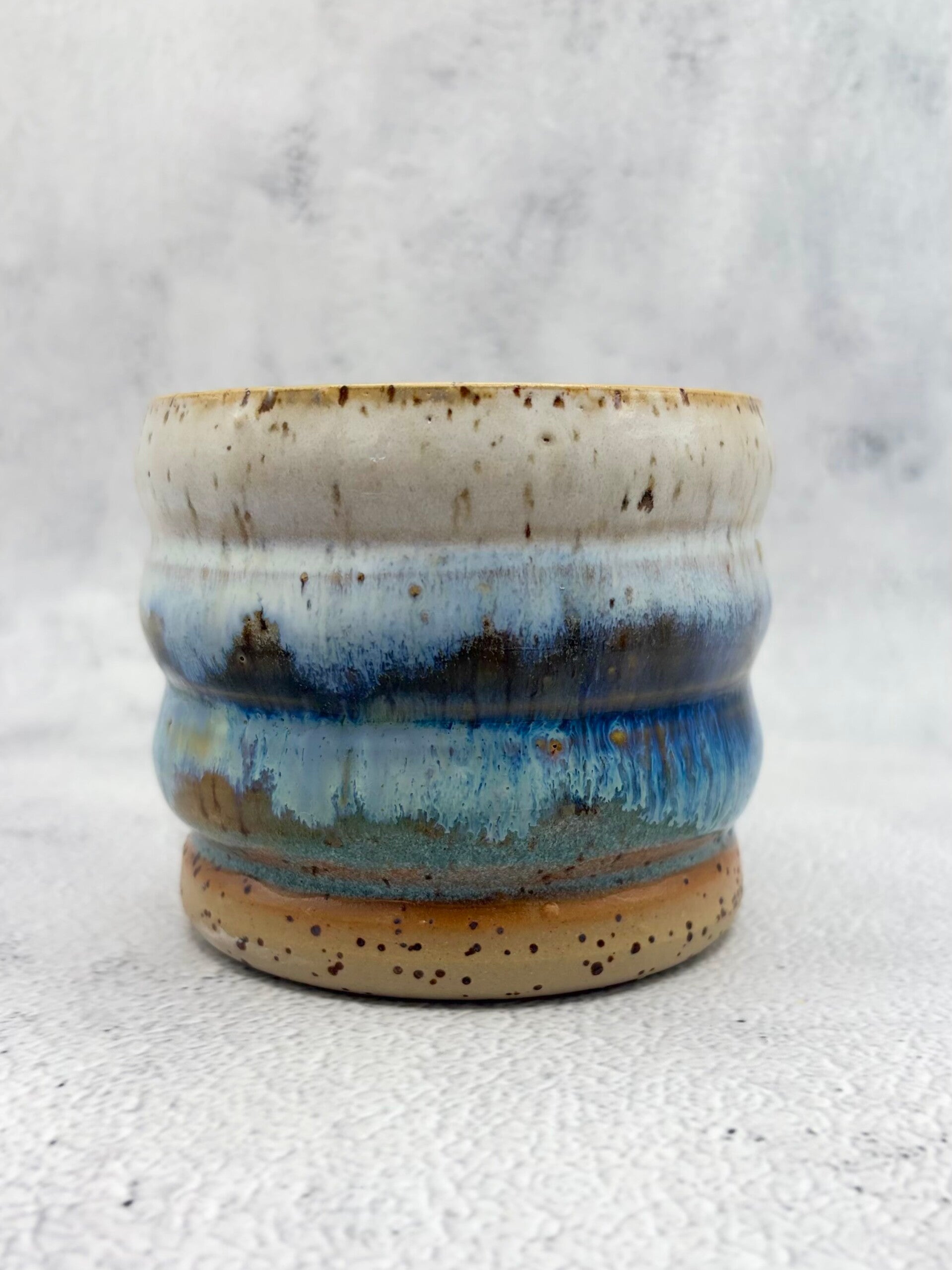 „Ocean Mist” - gesprenkelter Wellenbecher