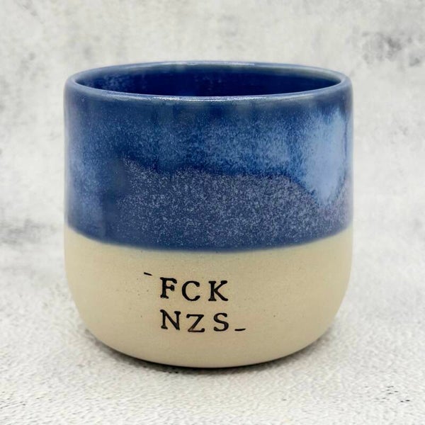 Keramiktasse mit Statement – FCK NZS in Blau