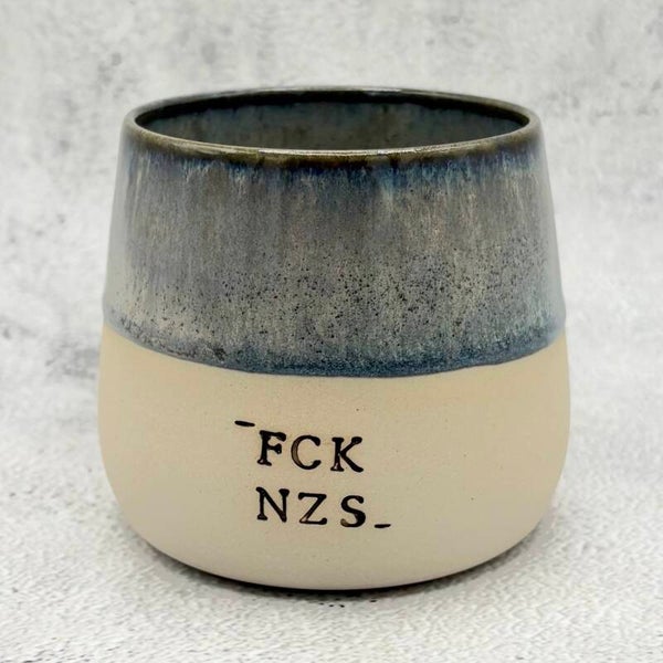 Keramiktasse mit Statement – FCK NZS in GrünBlau