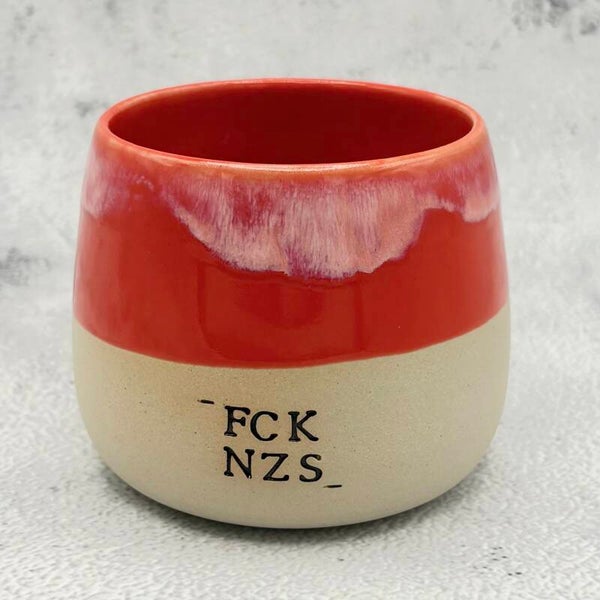 Keramiktasse mit Statement – FCK NZS in Rot