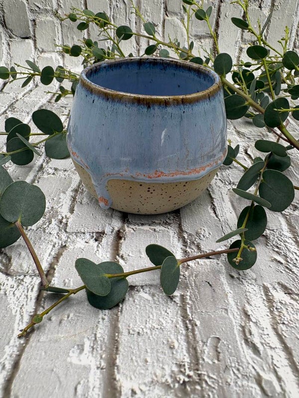 Handgefertigter Keramikbecher im modernen Blauton