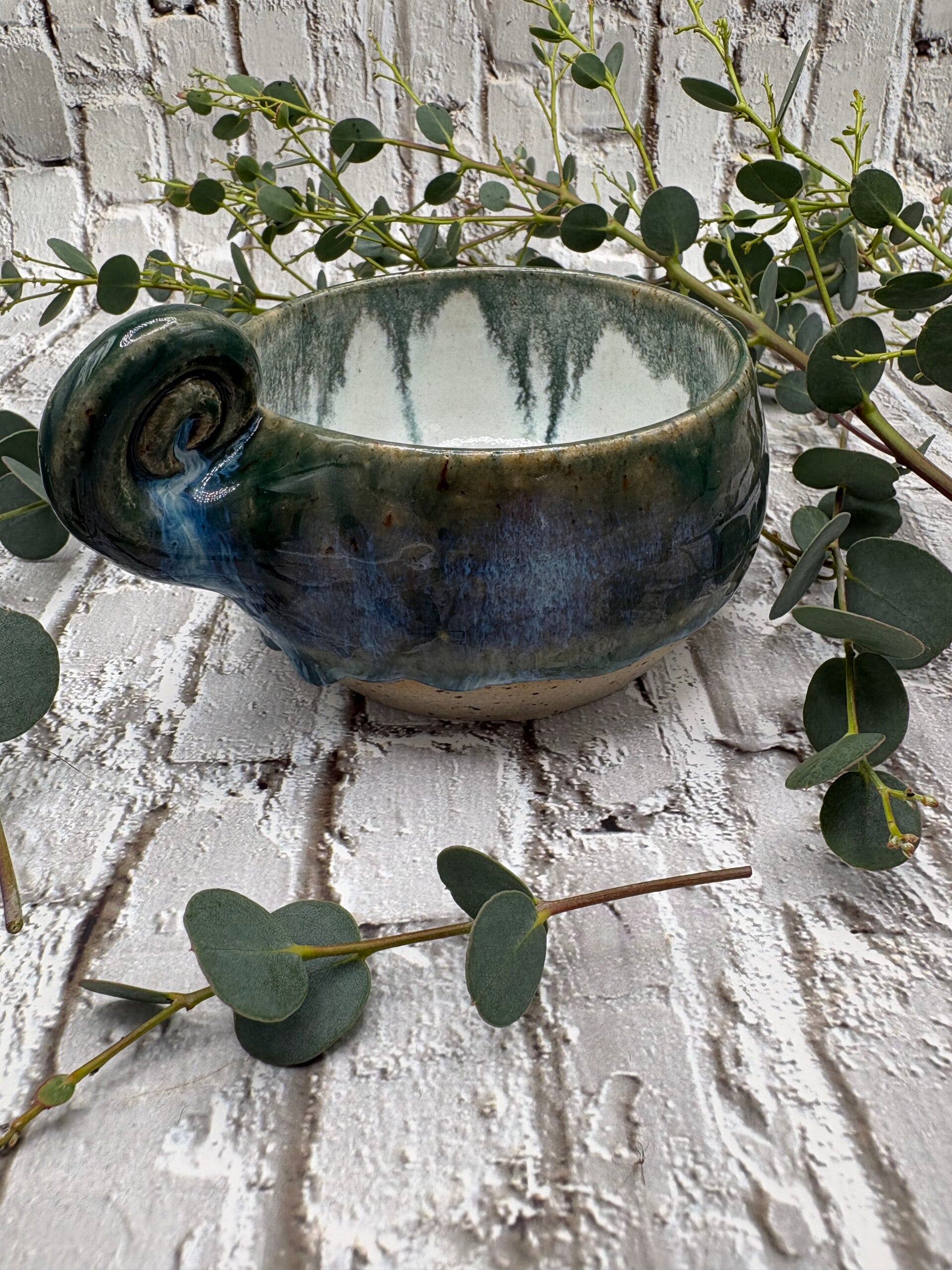 Handgefertigte Keramik-Tasse mit künstlerischem Spiralhenkel