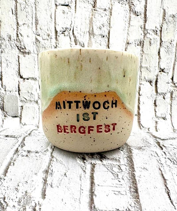 🎉 Mittwoch ist Bergfest – und dieser Becher weiß es ganz genau