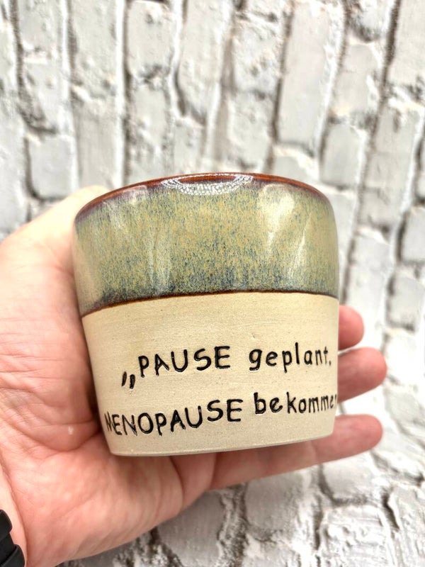 ☕ „Pause geplant, Menopause bekommen“ – Handgemachter Keramikbecher mit Humor