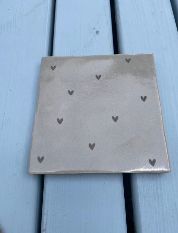 Tegeltje ‘hartjes taupe’