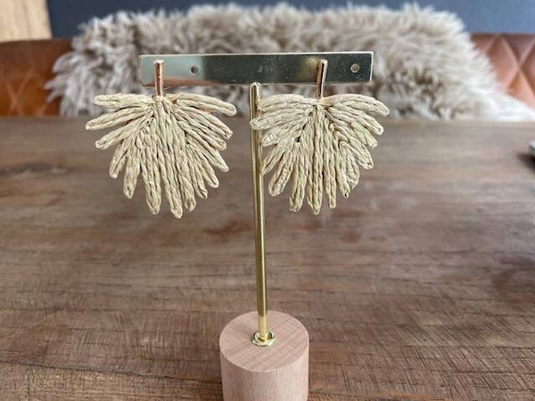 Oorbellen naturel met gouden details