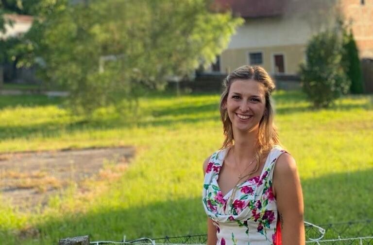 Dominique mit ihrem Pferd, sie haben eine Schleife gewonnen