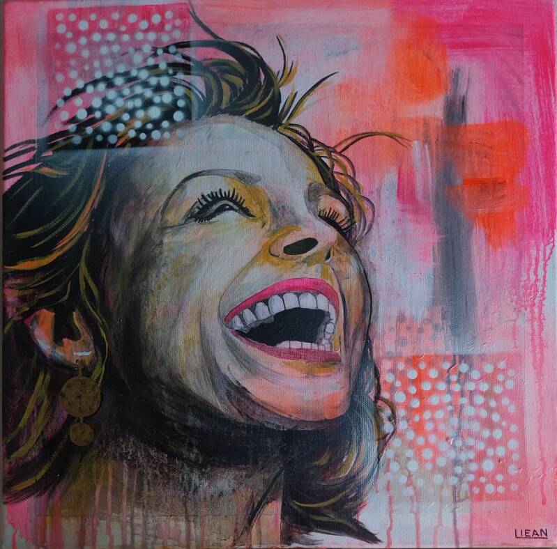 lachendes Frauengesicht, orange/rosa/wieisser Hintergrund