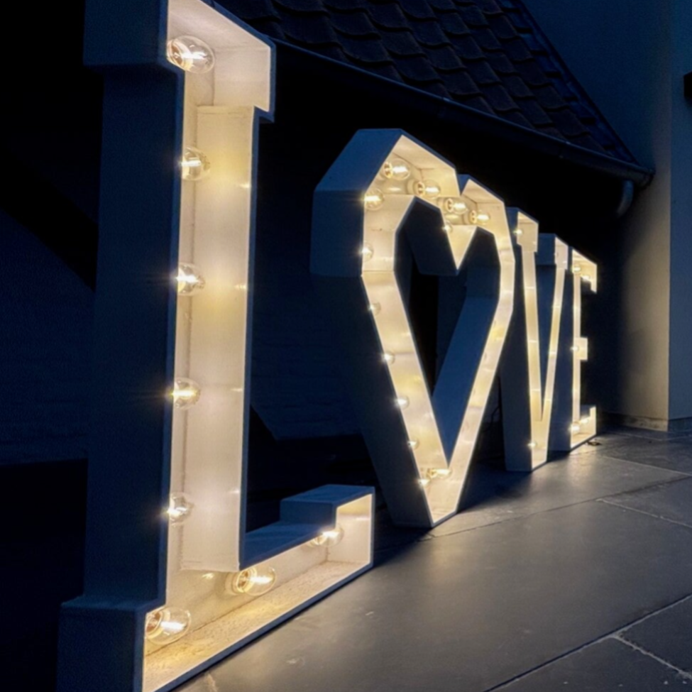 Verlichte LOVE-letters met hart als feestdecoratie