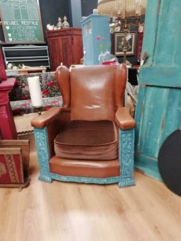 Lederen fauteuil in cognackleur met turquoise bewerking
