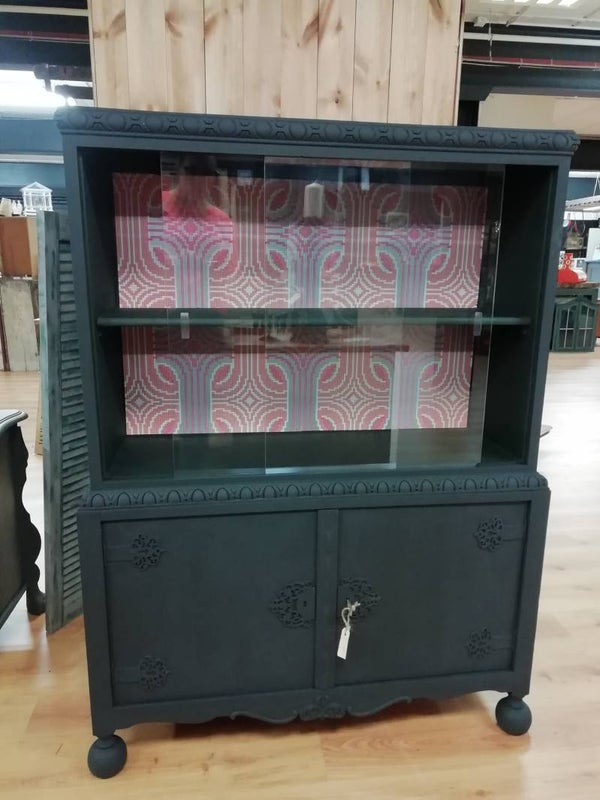 vitrinekast met retrobehang (gereserveerd)