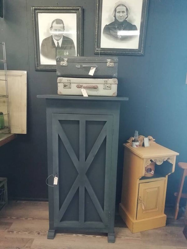 zwarte voorraadkast (gereserveerd)