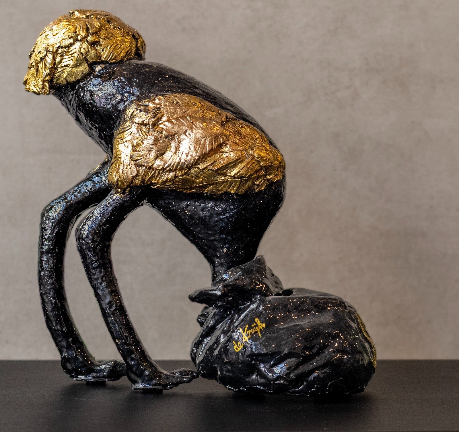 Ostrich 'Golddigger' - Monique de Kruijk