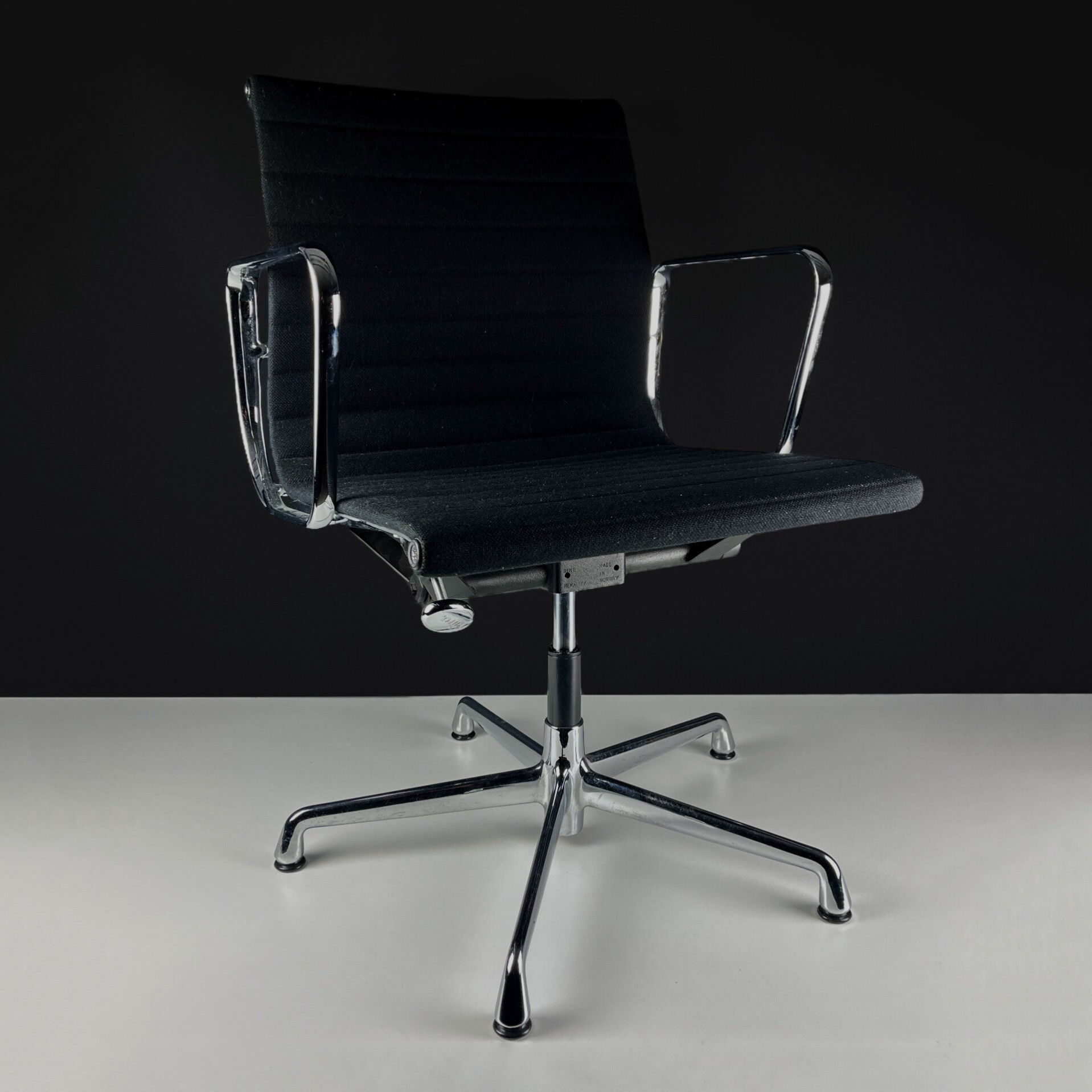Vitra - Charles & Ray Eames - EA 117 - Swivel Arm Chair