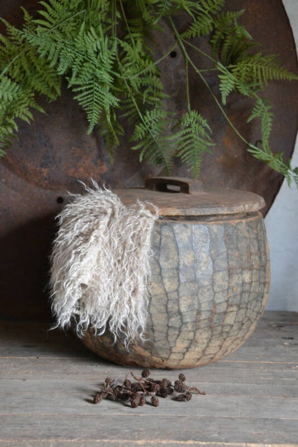 Authentieke oude pot met deksel
