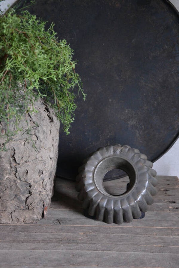Oude metalen cakevorm