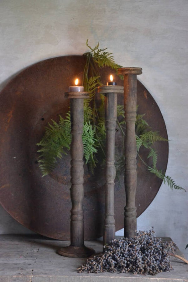 Oude houten vloerkandelaar