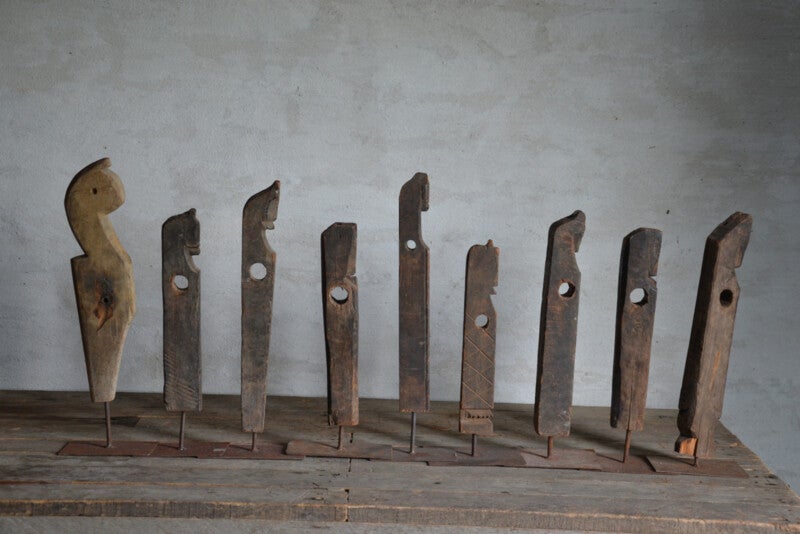 Oude houten paardjes op statief