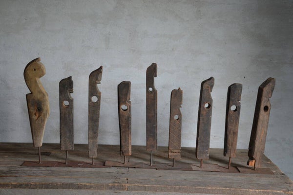 Oude houten paardjes op statief