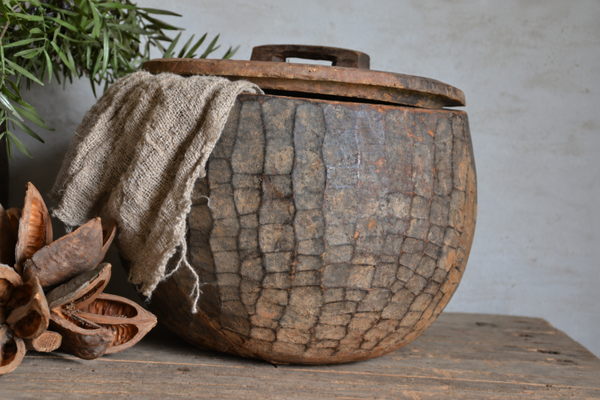 Authentieke oude pot met deksel