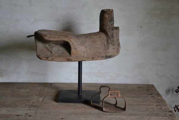 Prachtige uniek houten zadel op statief