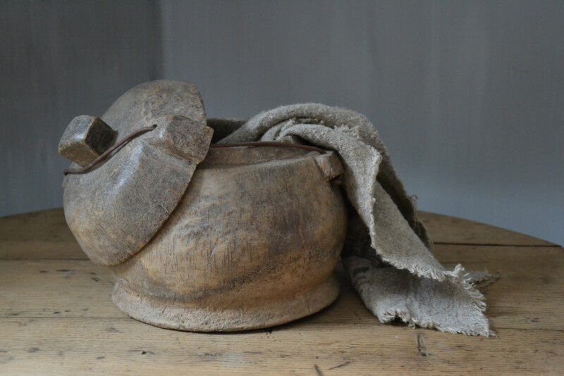 Authentieke oude kokos pot met deksel