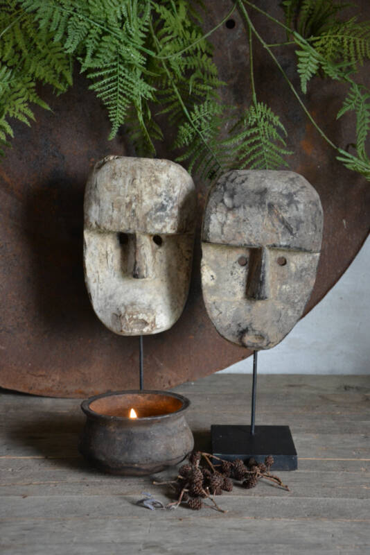 Oud masker op statief