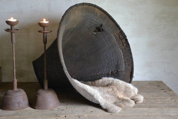 Oude authentieke wicker mand