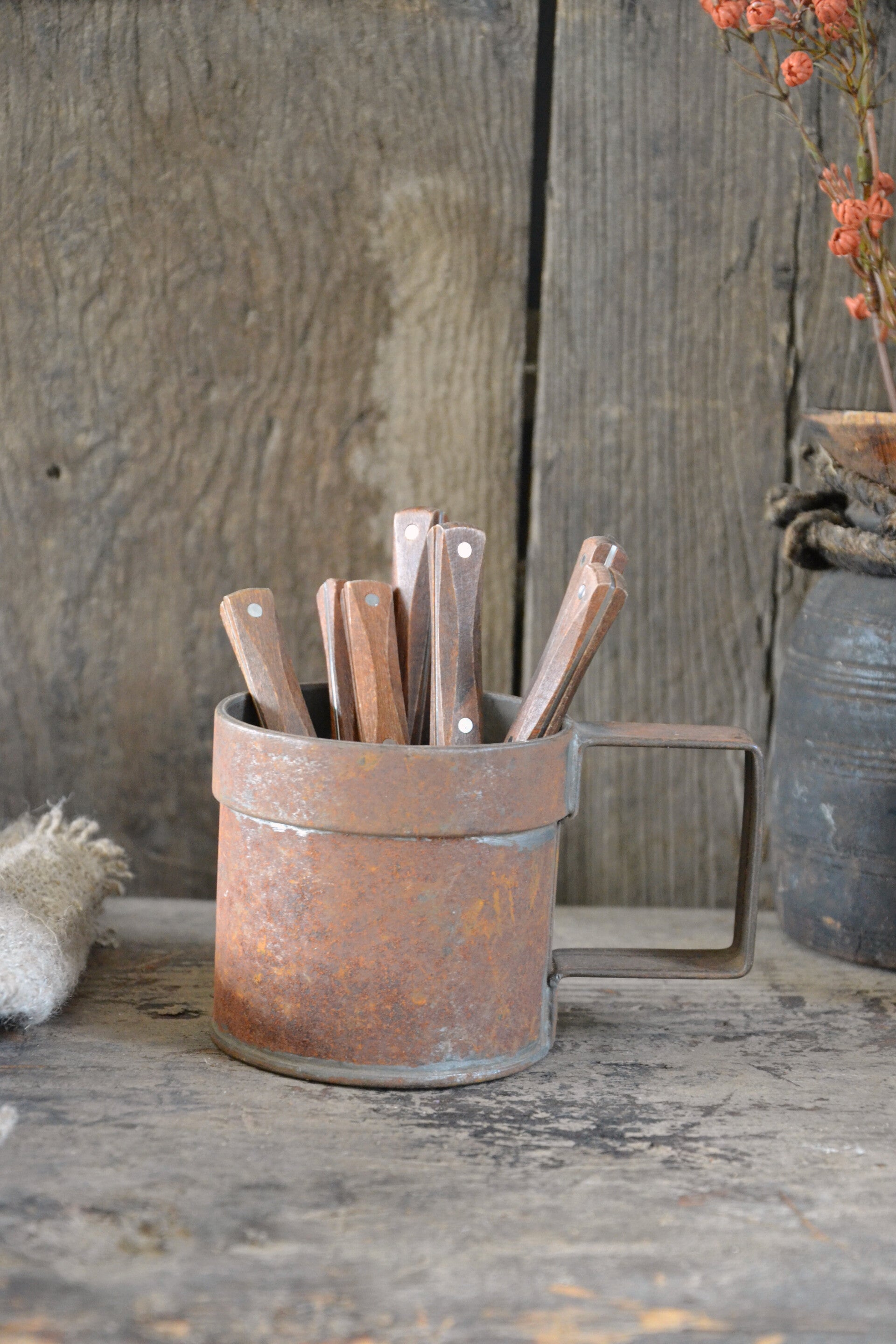 Stoere metalen beker met handvat