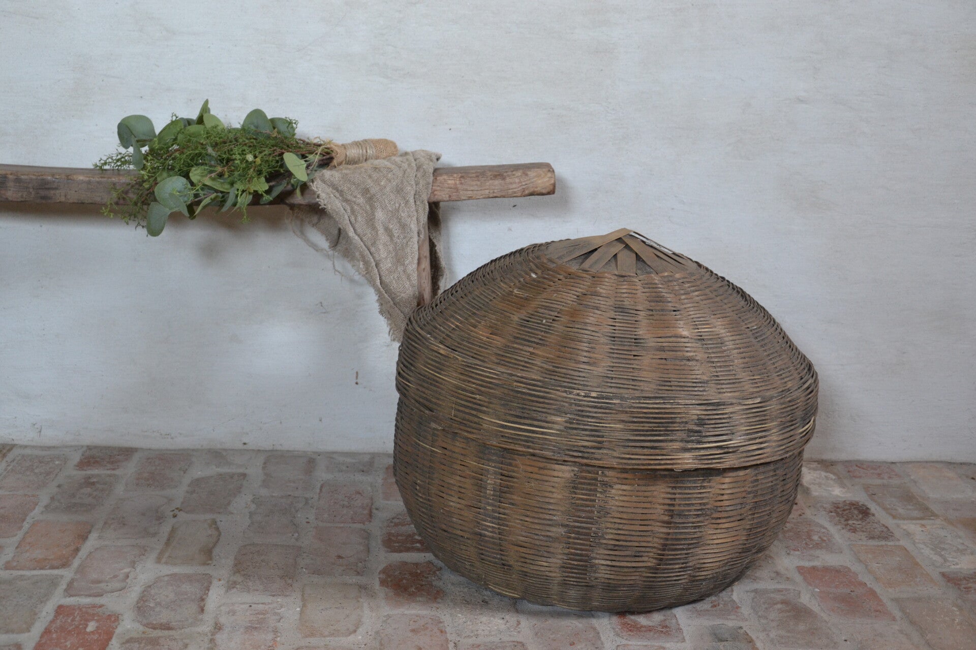 Oude ronde rattan mand met deksel