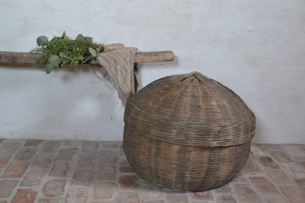 Oude ronde rattan mand met deksel