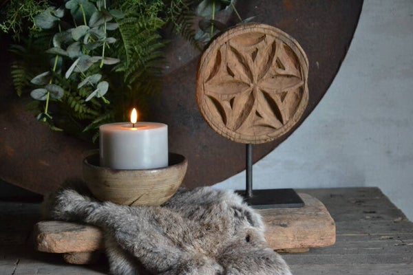 Houten mandala op statief