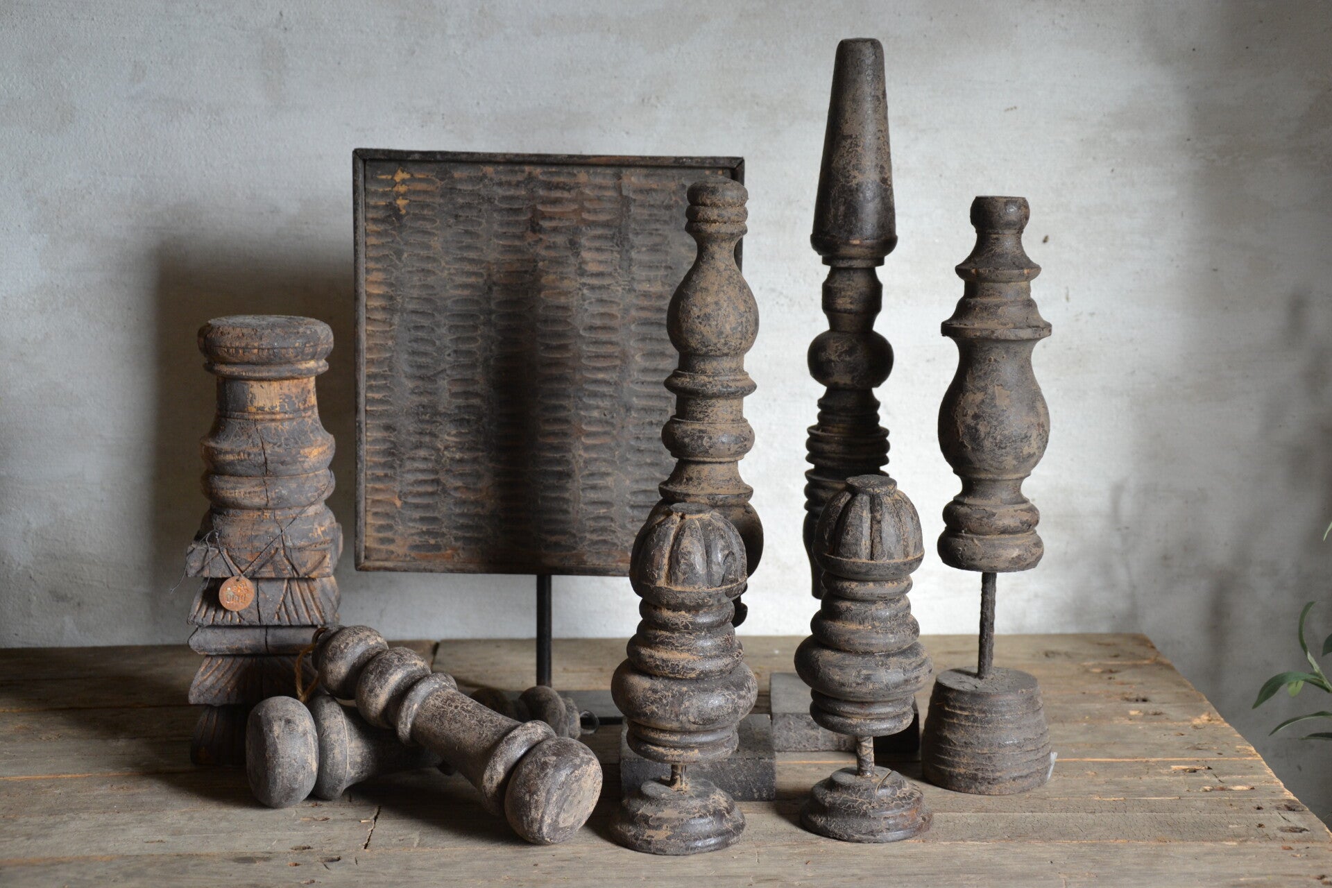 Houten ornamenten op statief