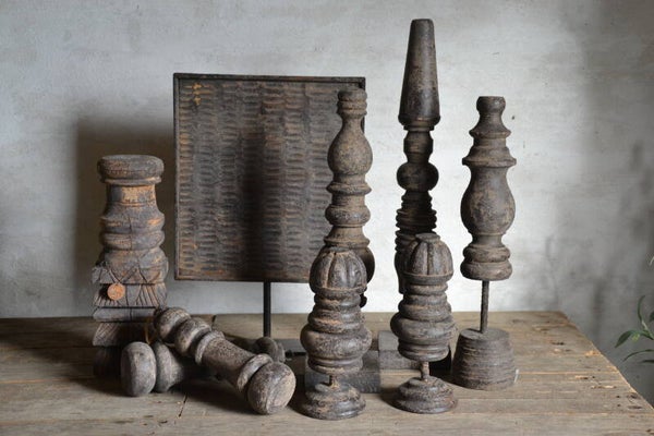 Houten ornamenten op statief