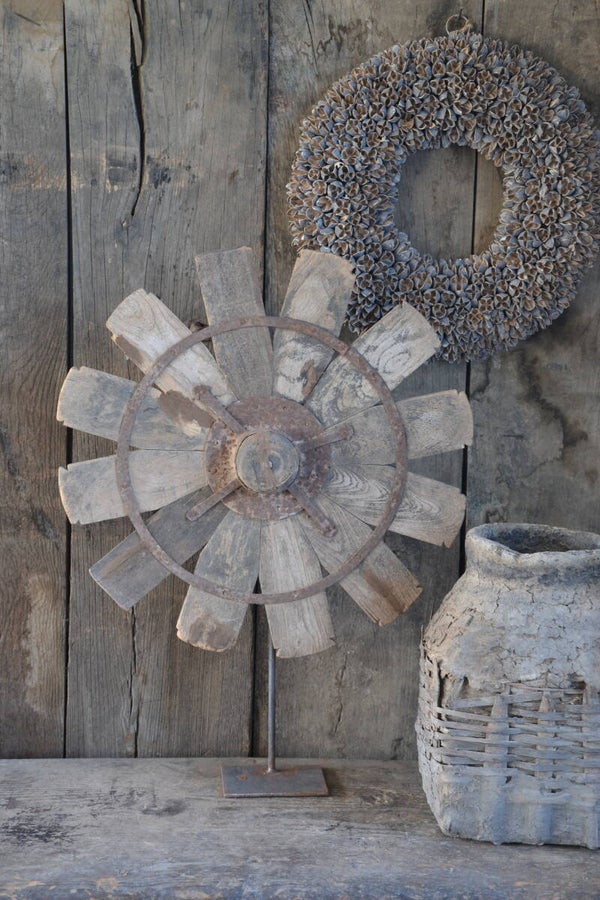 Decoratief houten wiel op metalen standaard