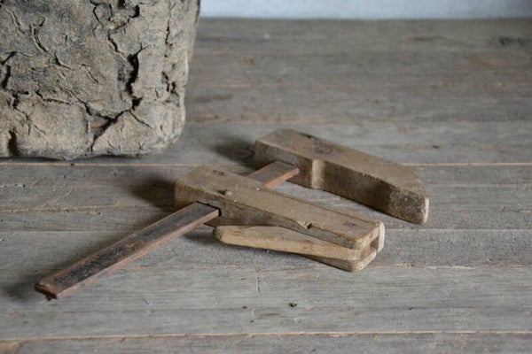 Oude houten spanklem