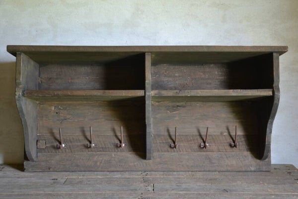 Houten kapstok met ijzeren haken