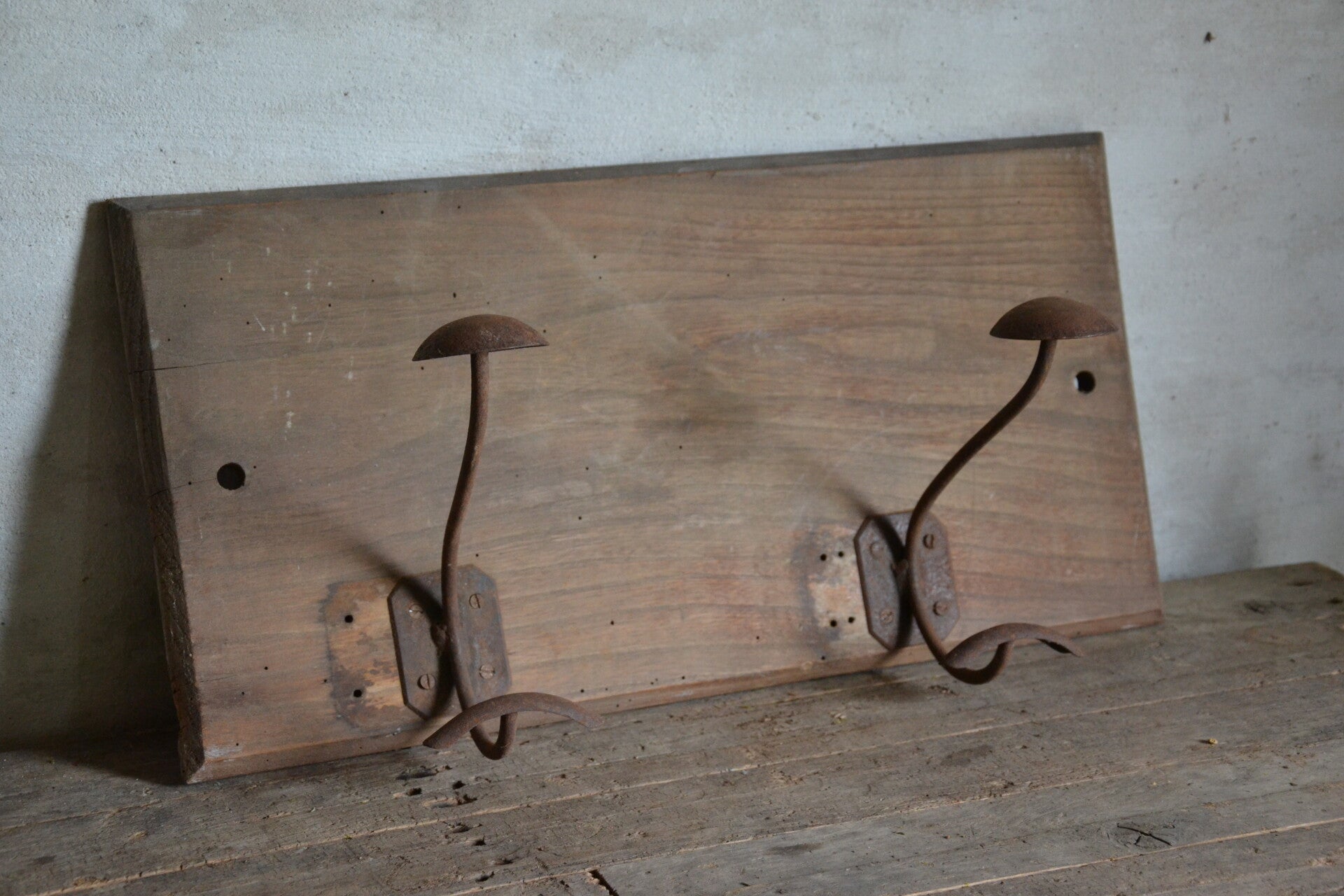 Oude houten kapstok