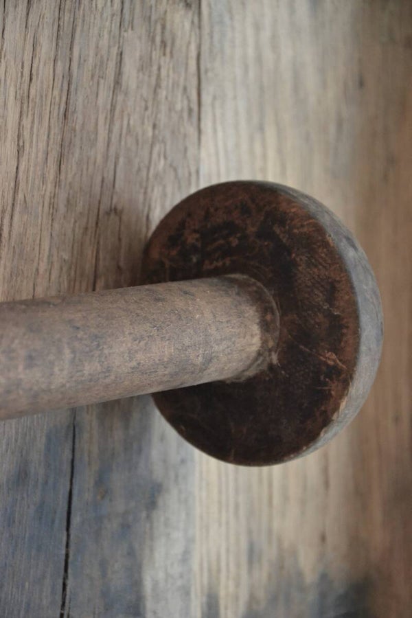Oud houten handdoekrek