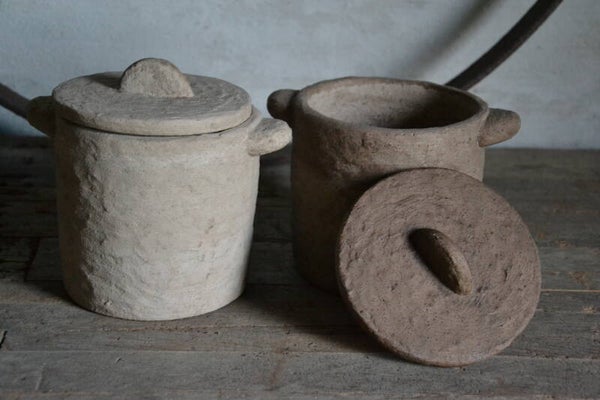 Prachtige stenen pot met deksel