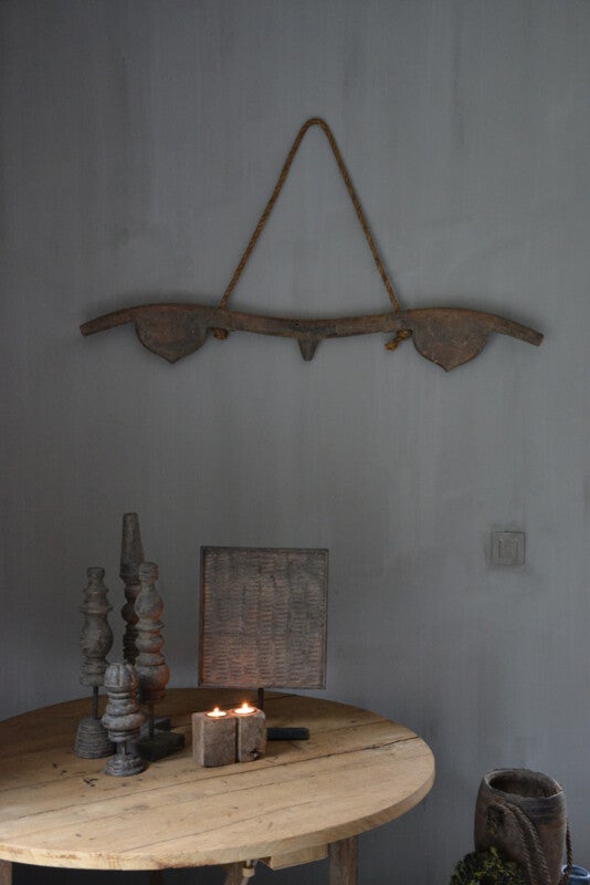 Oud houten ornament aan touw