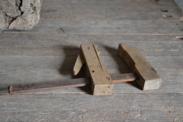 Oude houten spanklem