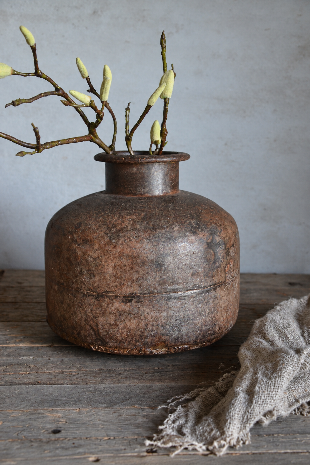Oude metalen waterpot