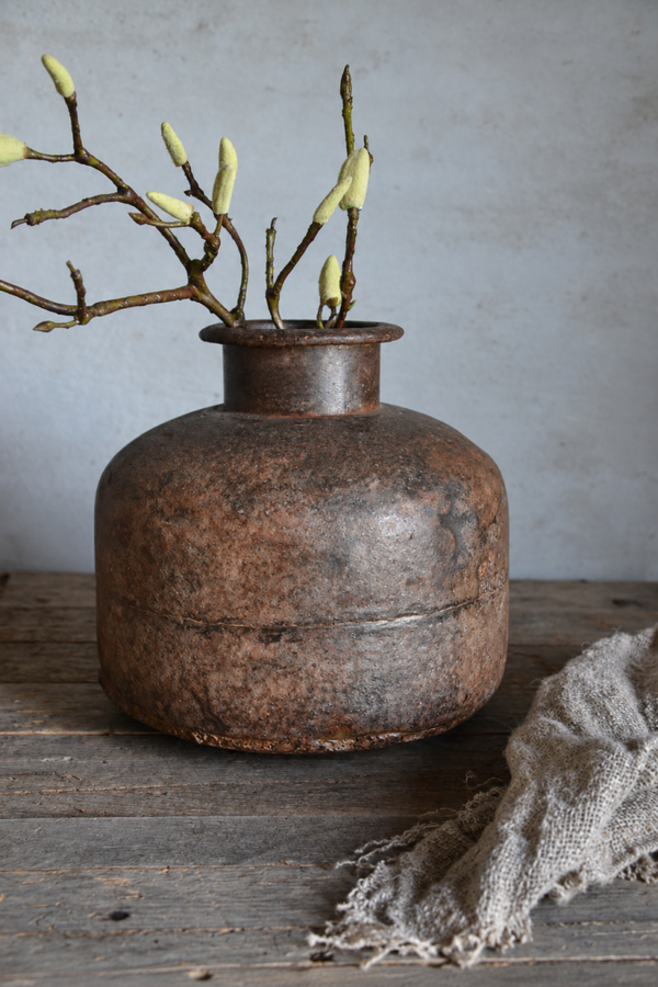 Oude metalen waterpot