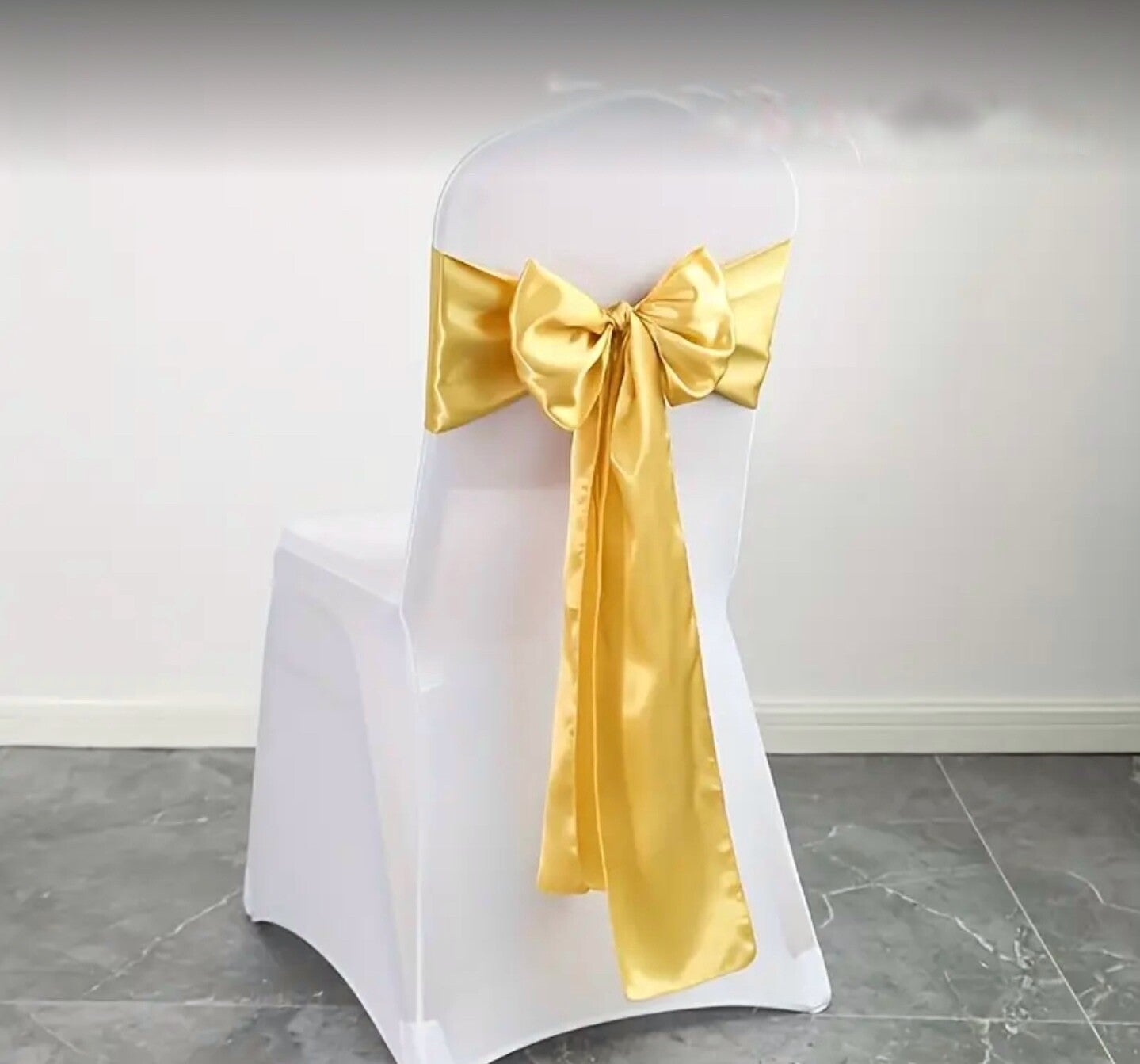 Noeud en satin or brillant